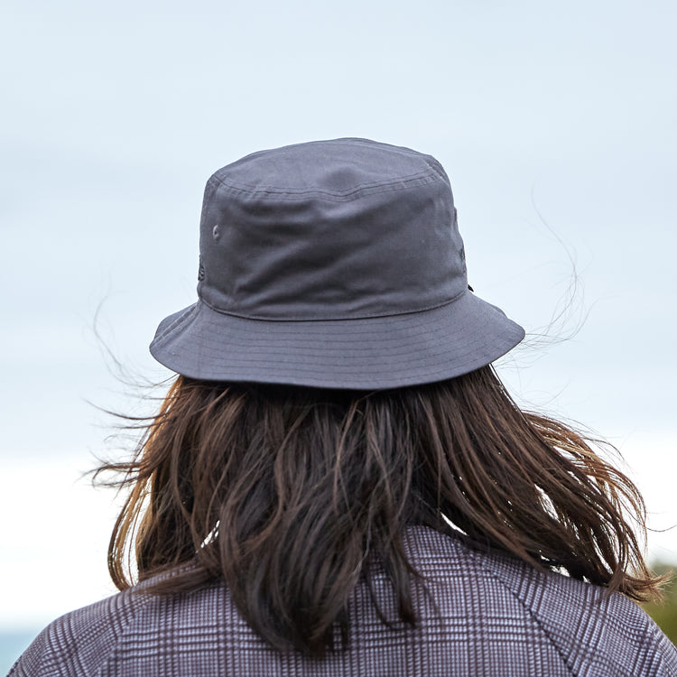 NEWERA® REVERSIBLE BUCKET HAT